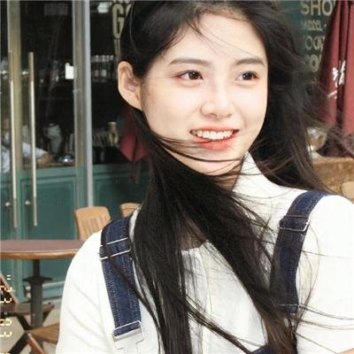 挥著翅膀的女孩